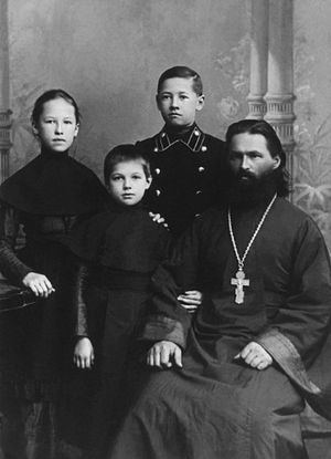Священномученик Василий Соколов с детьми: Ниной, Антониной и Борисом