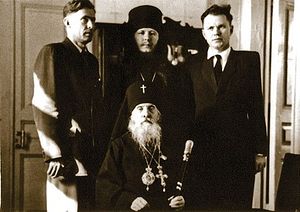 Архиепископ Мануил с иеромонахом Иоанном и помощниками