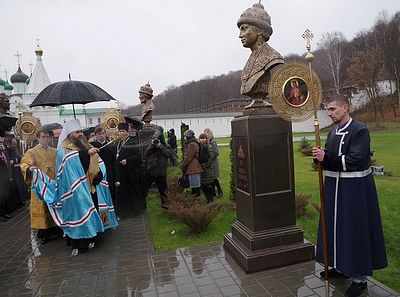 В Вознесенском Печерском монастыре открыта аллея императоров Дома Романовых / Православие.Ru