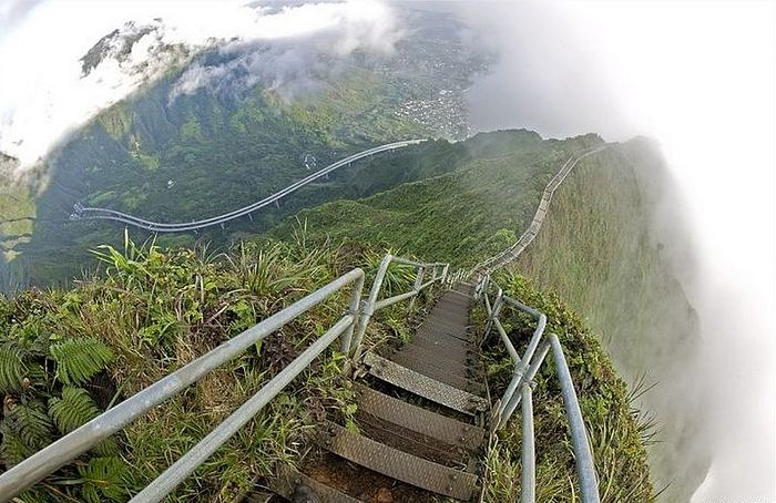 Лестница Хайку на острове Оаху, Гавайи.