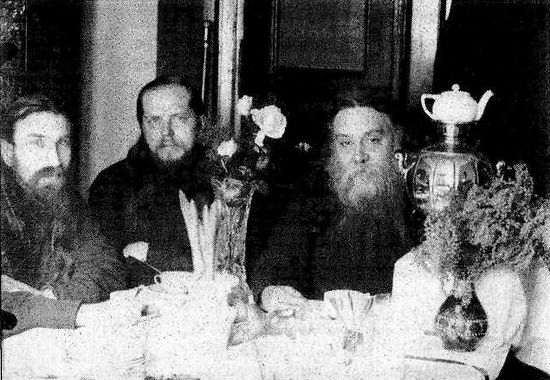 Владыка Сергий (справа), игумен Исаакий (в центре), 1933 г.