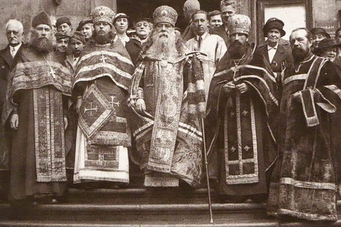 Владыка Сергий в центре, слева архимандрит Исаакий (Виноградов) у храма святителя Николая в Праге, 1940 год