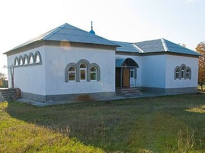 У храм, у селу Новолуганско, током богослужења је бачена бомба