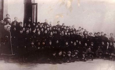 Вооруженная охрана Таврического дворца. В правой стороне снимка – начальник караула А. Г. Железняков. 1917 год.