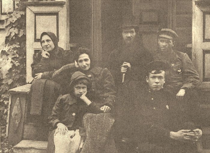 Протоиерей Александр Русанович с семьей на пороге отчего дома в с. Гоголеве