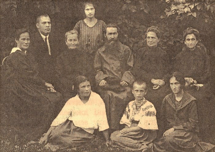 В центре родной брат о. Иоанна о. Александр Русанович, второй слева – сын о. Александра и племянник о. Иоанна Д.А. Русанович, расстрелянный 26 мая 1938 г.