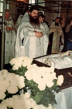 Отец Александр Тихонов у гроба отца Алексия