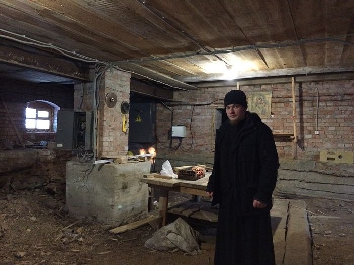 А здесь отец Дмитрий мечтает сделать теплую нижнюю церковь