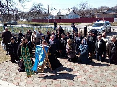 Украина: верующие круглосуточно дежурят возле опечатанного храма села Птичья