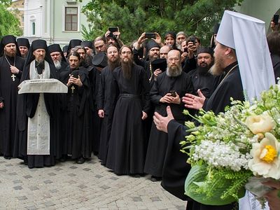 Встреча митрополита Тихона в Сретенском монастыре