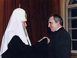 Святейший Патриарх Алексий награждает Сергея Власова