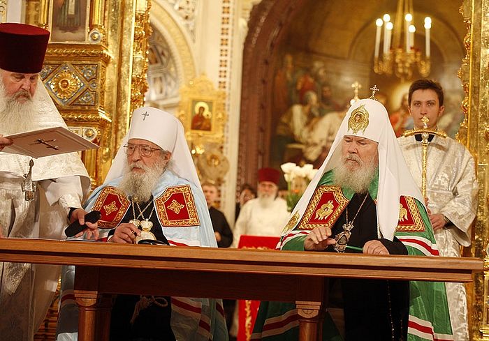 Signing of the Act of Reunification of the Russian Orthodox Church Abroad with the Russian Orthodox Church-Moscow Patriarchate, May 17, 2007. Photo: S. Vlasov, V. Khodakov / patriarchia.ru