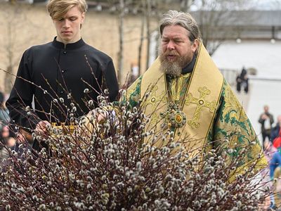 Неделя Ваий: Божественная литургия в Псково-Печерском монастыре