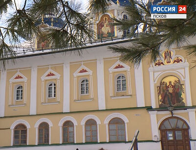 Реставраторы изучают Успенский собор Псково-Печерского монастыря