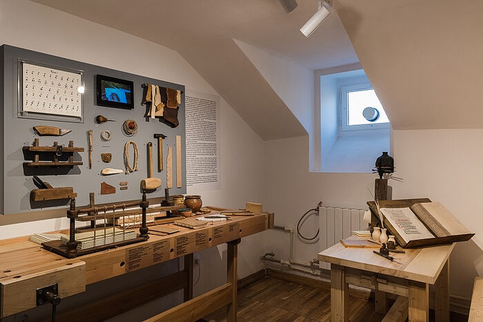 В музее имени Андрея Рублева открылась выставка, рассказывающая о технике иконописи и работе над рукописной книгой