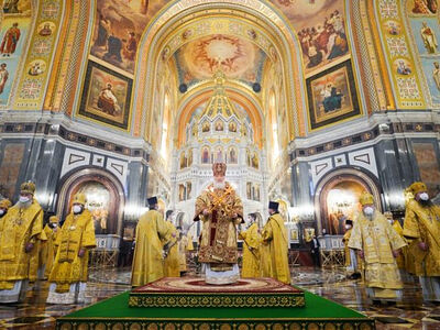 В день памяти благоверного князя Александра Невского Предстоятель Русской Церкви совершил Литургию в Храме Христа Спасителя