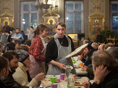 На Рождество Христово в московском храме Флора и Лавра устроили праздник для бездомных и нуждающихся
