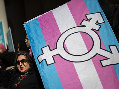 В США общественное мнение разделилось относительно того, стоит ли включать трансгендеров в жизнь общества