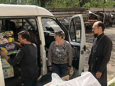 В Луганской епархии передали продукты и средства гигиены пострадавшим мирным жителям. Информационная сводка о помощи беженцам (от 13 мая 2022 года)