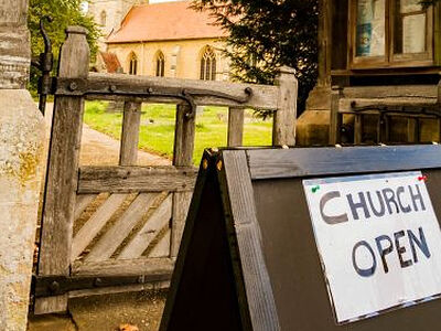 Несмотря на всплеск популярности онлайн-богослужений, большинство британцев по-прежнему любят посещать церковные службы