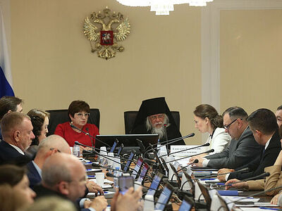 Взаимодействие Русской Православной Церкви и государства в сфере социальной защиты населения обсудили на круглом столе в Совете Федерации