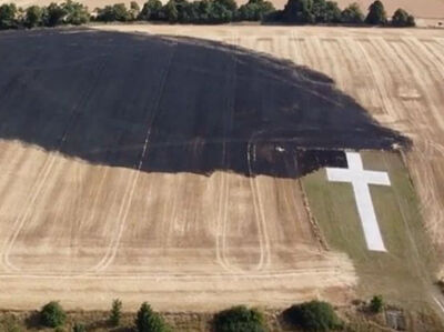Англия: в поле гигантский крест чудом уцелел во время сильного пожара
