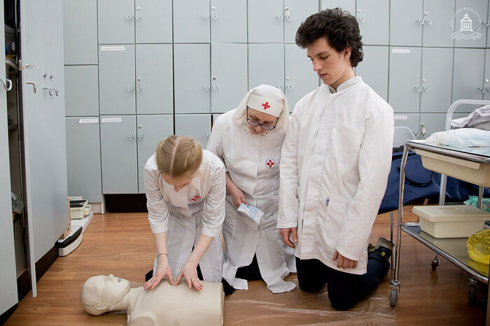Свято-Димитриевская школа набирает медицинский 10-й класс