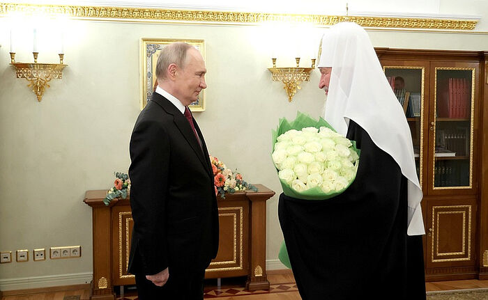 Президент России Владимир Путин поздравил Святейшего Патриарха Кирилла с днем тезоименитства