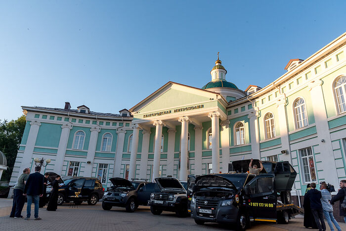 Белгородская митрополия передала в зону СВО специализированные легковые автомобили