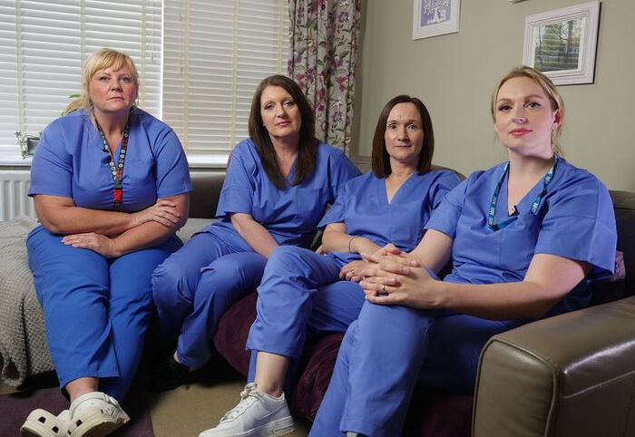 Англия: больничных медсестер заставляют делить раздевалки с мужчинами-трансгендерами