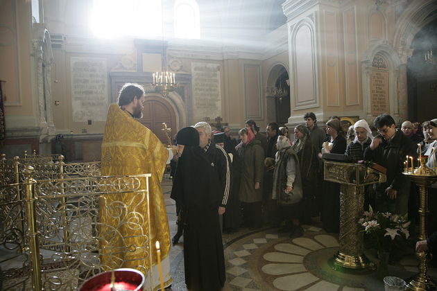 Целование креста. Целование Креста после литургии. Отпуст в Сретенском монастыре.
