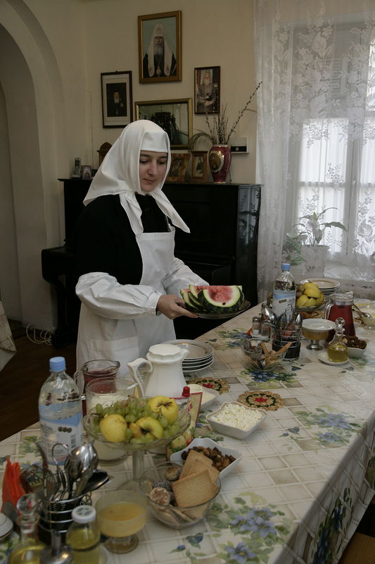 Организация монастыря. Монастырская трапезная Дивеево. Дивеево монастырь трапезная. Дивеево Трапеза в монастыре. Обед в трапезной монастыря Дивеево.