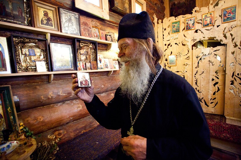 Отец Виктор держит местночтимый образ Теребенской иконы Божией Матери