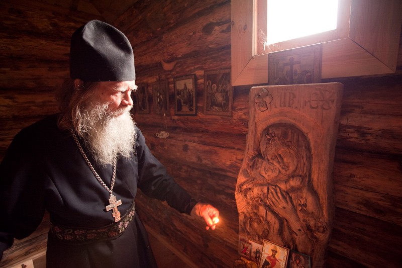 Отец Виктор у резного образа Владимирской иконы Божией Матери
