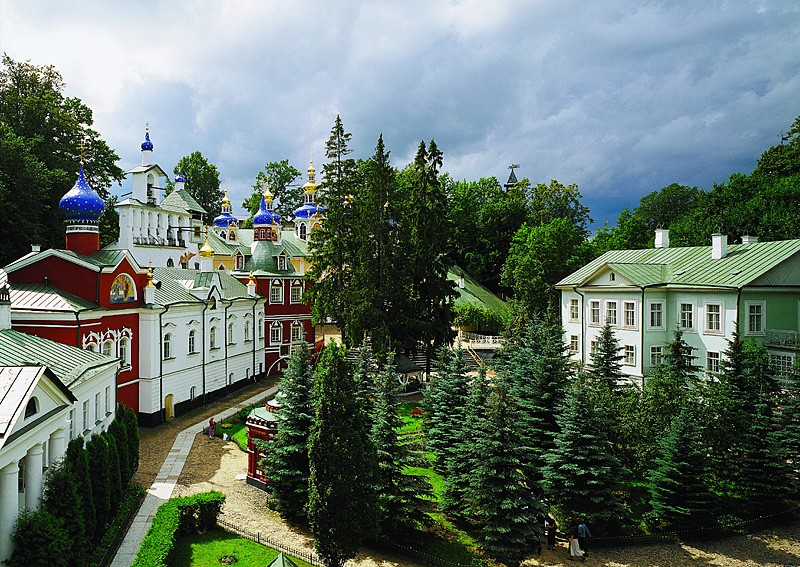 Псково-Печерский монастырь летом