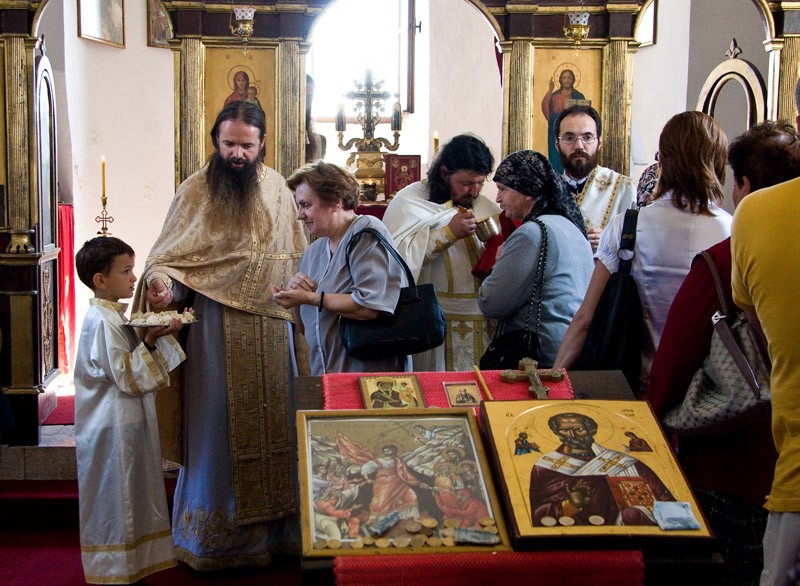 По воскресным дням и праздникам в монастырь приезжает много верующих