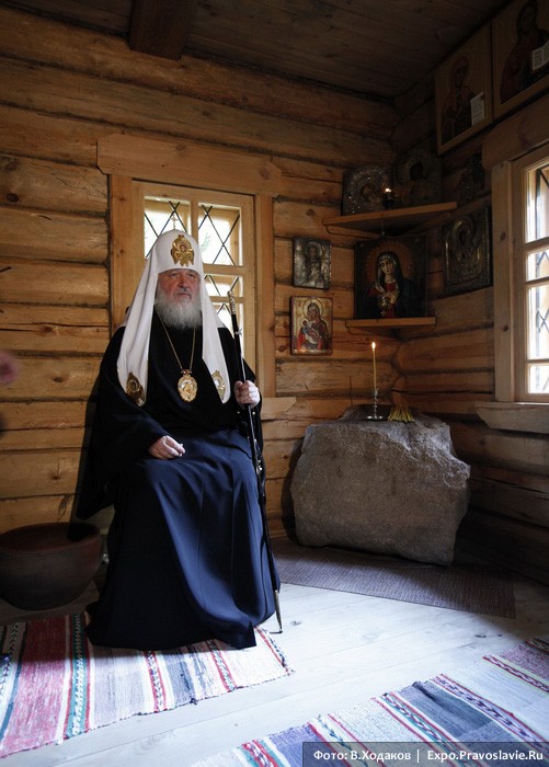 Патриарх Кирилл в келье прп. Серафима