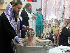 Соборное крещение детей в туберкулезном санатории прошло под Новосибирском