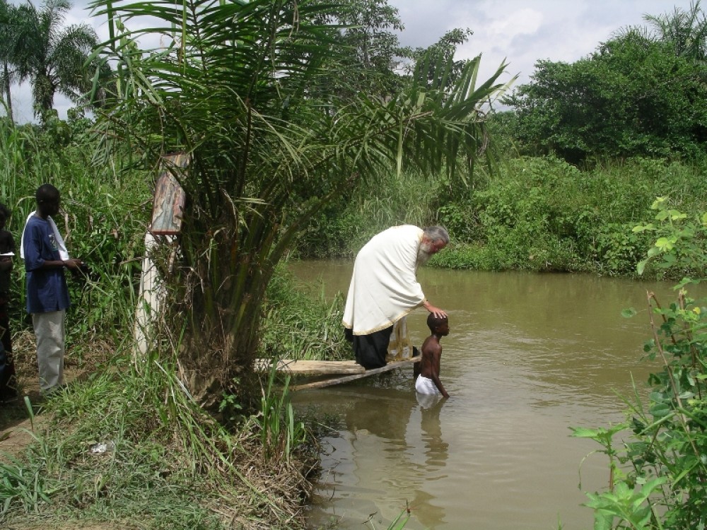 Крещение мальчика из пригородной деревни Браззавиля