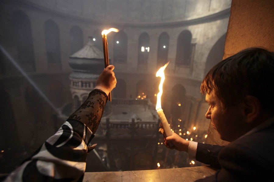 Верующие с зажженными свечами. 23 апреля 2011 года