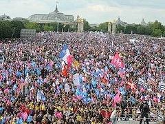 Pro-marriage revolution building in France: up to 1 million march