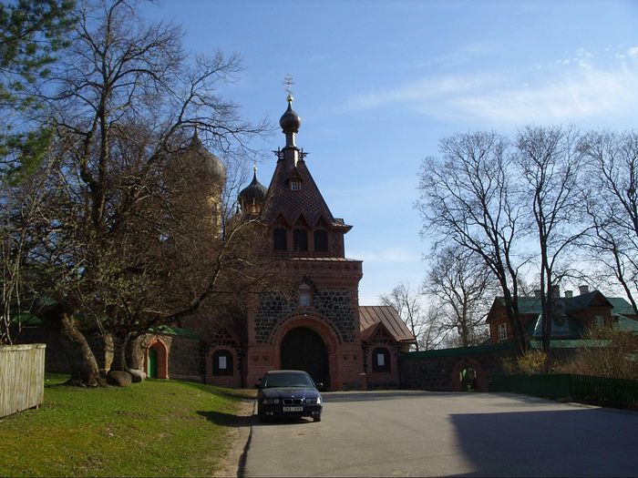 The central entrance to the monastery. Photo: S. Mudrov / Pravoslavie.ru