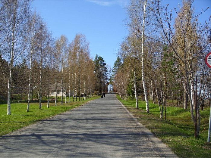 The road to the back gate of the monastery. Photo: S. Mudrov / Pravoslavie.ru
