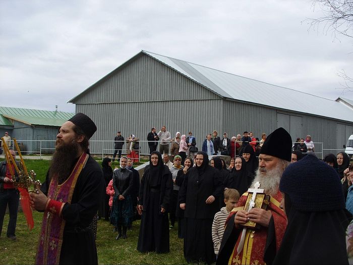 Moleben for the blessing of the waters at the barnyard. Photo: S. Mudrov / Pravoslavie.ru