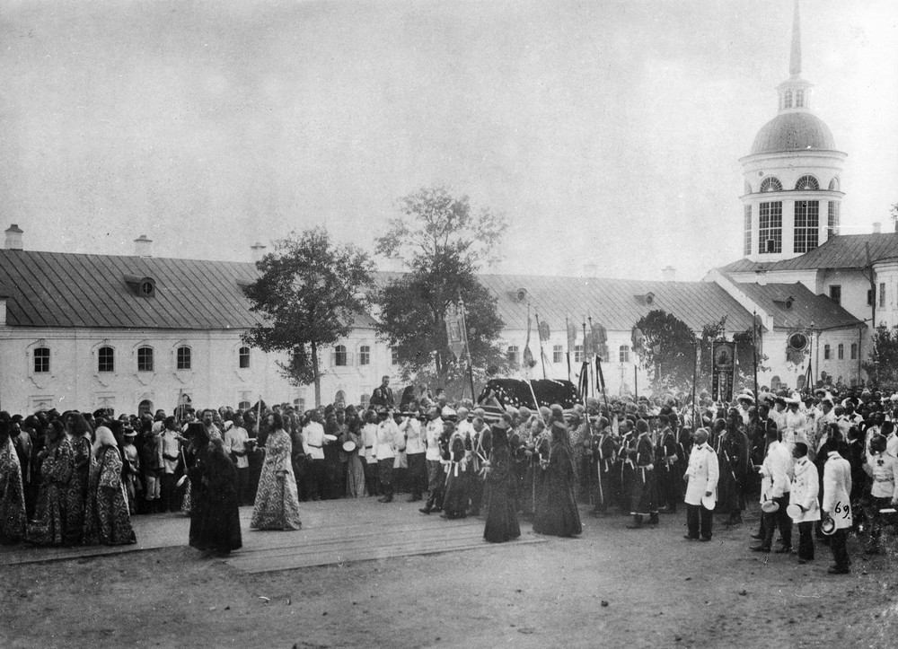 Cross procession with the relics of St. Seraphim.