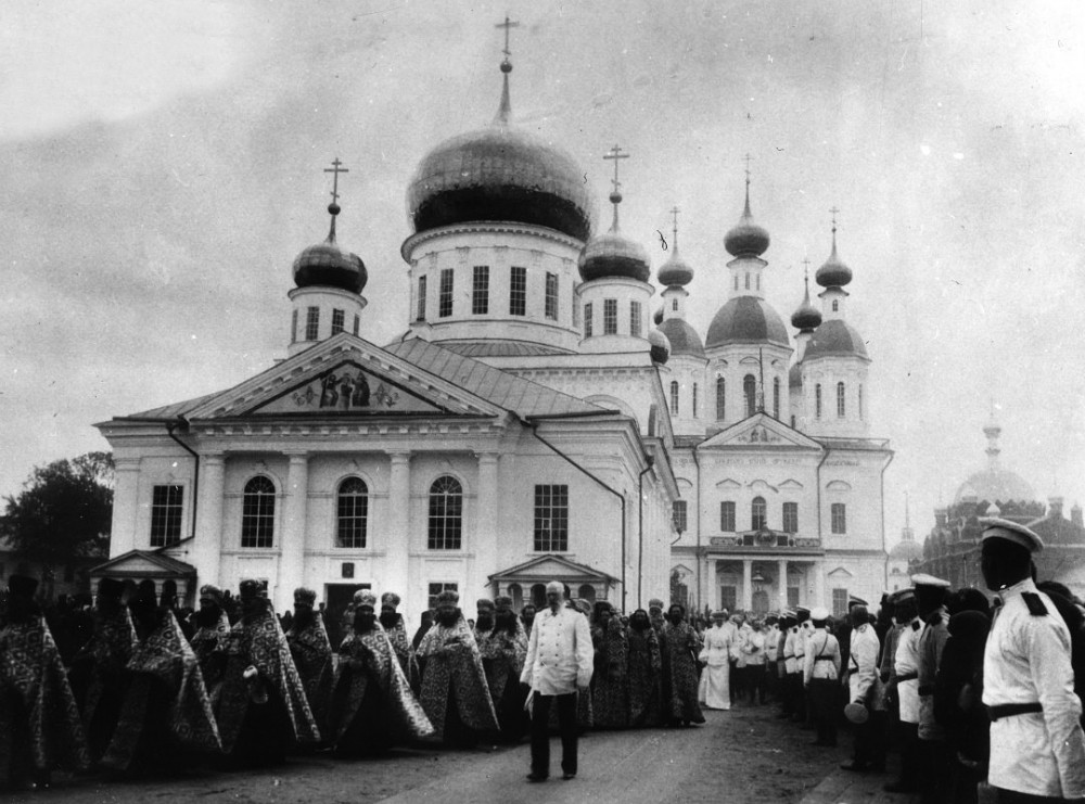 Cross procession in Sarov Monastery.