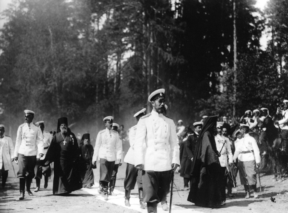 Emperor Nicholas II and family members walking to St. Seraphim’s spring. To the Emperor’s right is Archimandrite Seraphim (Chichagov).