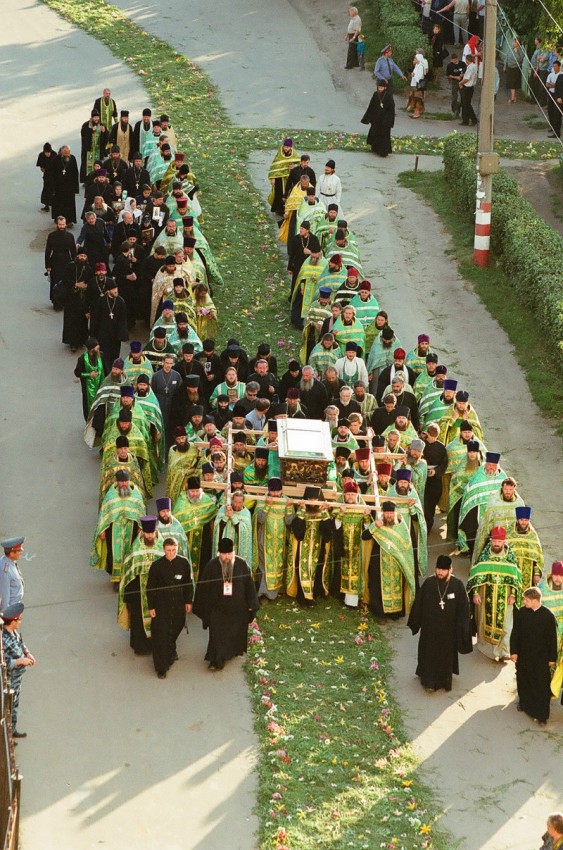 The arrival of the relics from Sarov on July 31, 2003, before the Vigil Service.