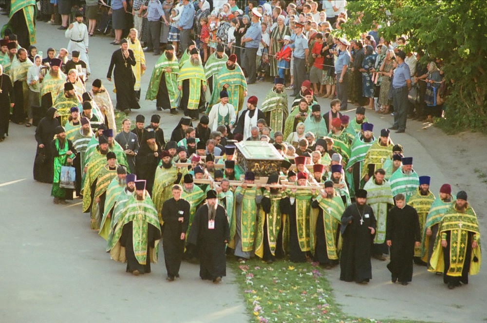 The arrival of the relics from Sarov on July 31, 2003, before the Vigil Service.