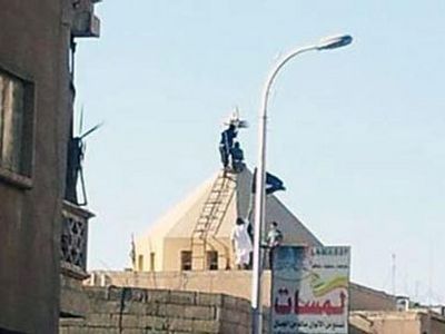 Боевики свергают кресты с церквей Ракки и поднимают свои флаги